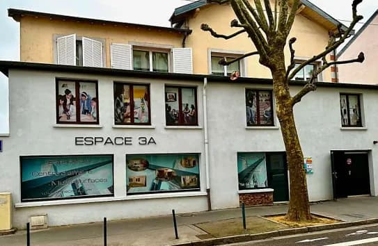 La façade du bâtiment Espace 3A, 33 bis rue de Laxou, un arbre devant l’enseigne.