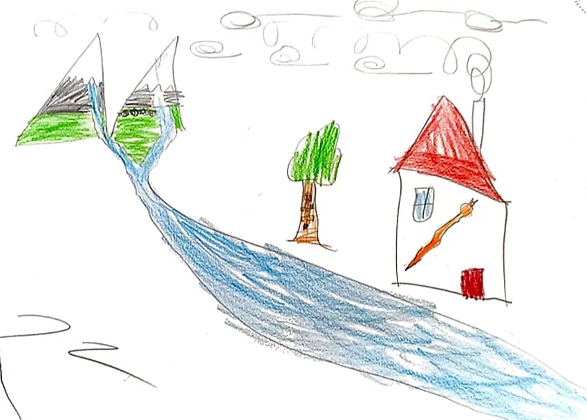 Dessin d’enfant aux crayons de couleur : une rivière bleue descend de deux montagnes vers une maison au toit rouge, un arbre entre les deux, des nuages au-dessus.